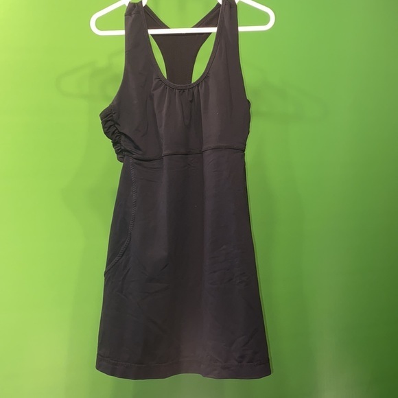 Lululemon athletic top. Size 4 Black perfect condition Built in Bra - Picture 4 of 5